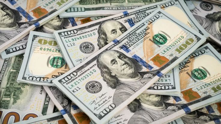 Billetes de dólar apilados
