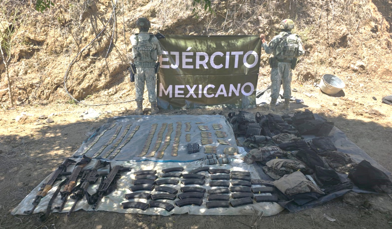 Elementos del Ejercito Mexicano con lona y objetos confiscados