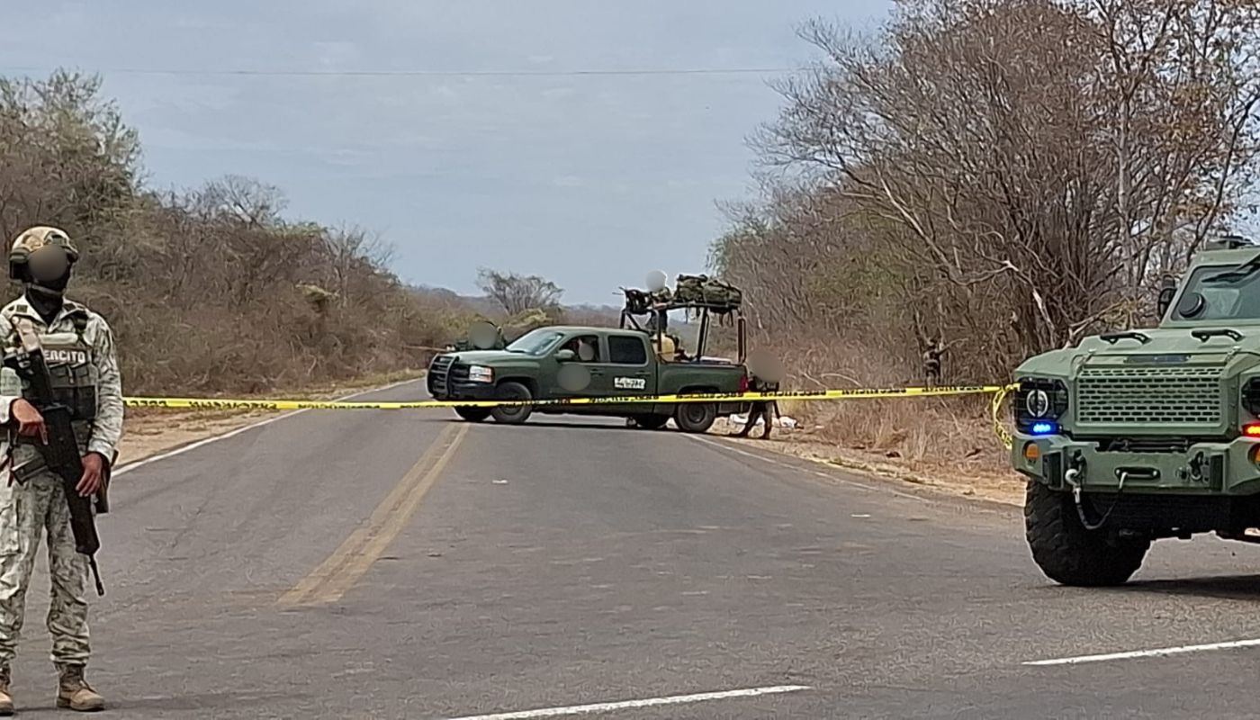 elementos militares en una calle