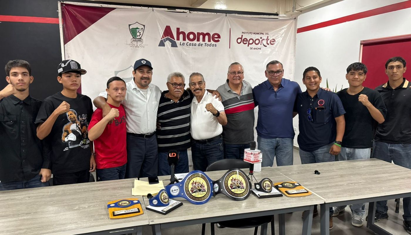 Personalidades del boxeo en conferencia de prensa posando para la foto