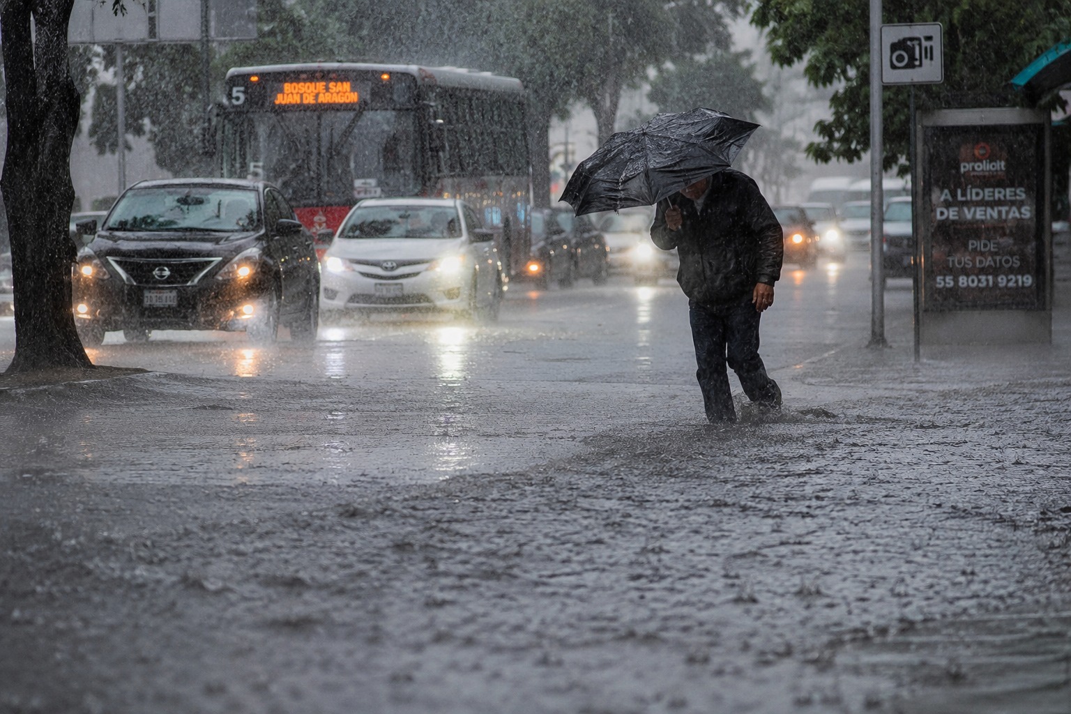 Persona bajo la lluvia