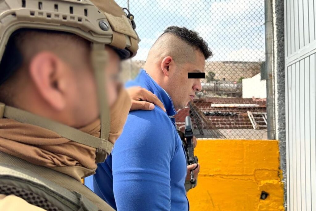 Detienen en el AICM a “El Chino”, presunto líder criminal del Edomex