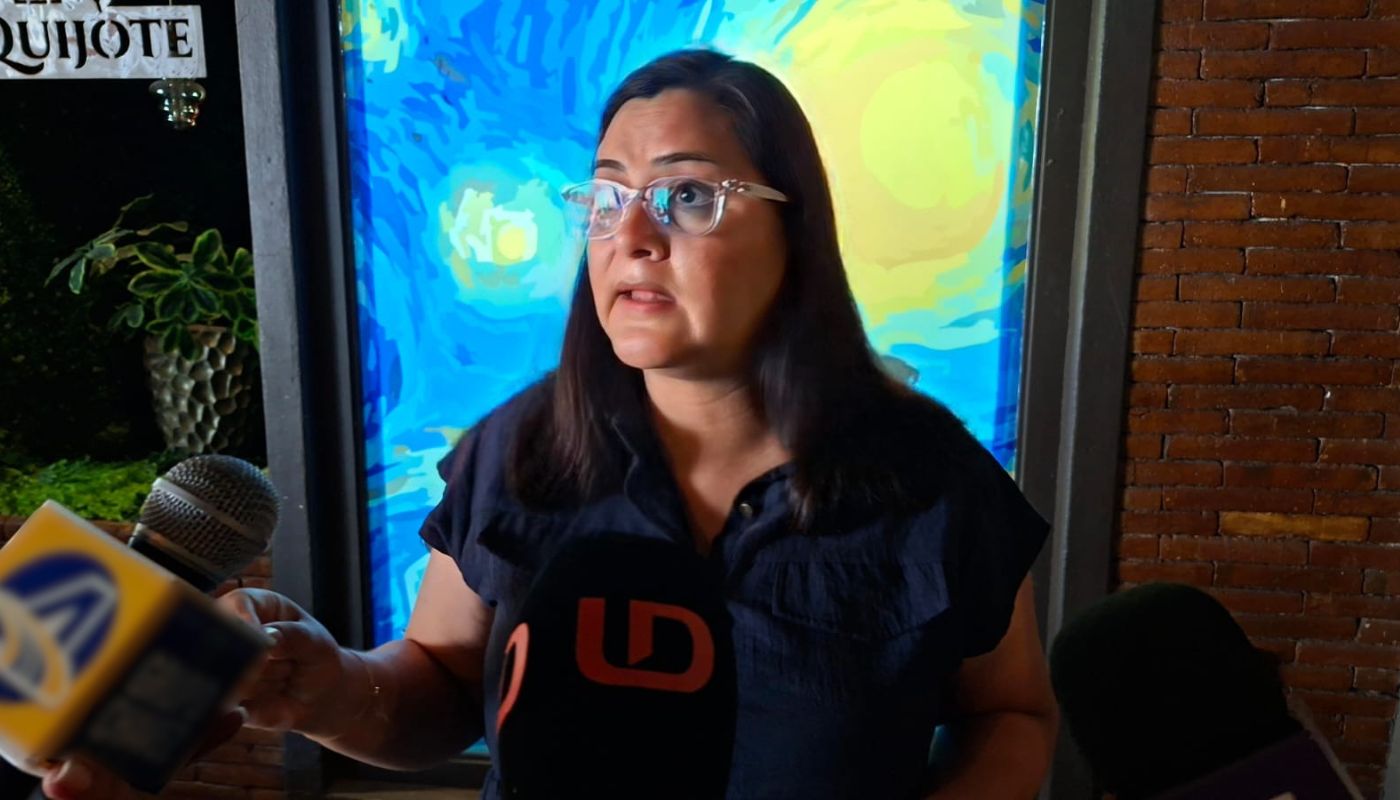 Elizabeth Salinas Rosales, con micrófonos