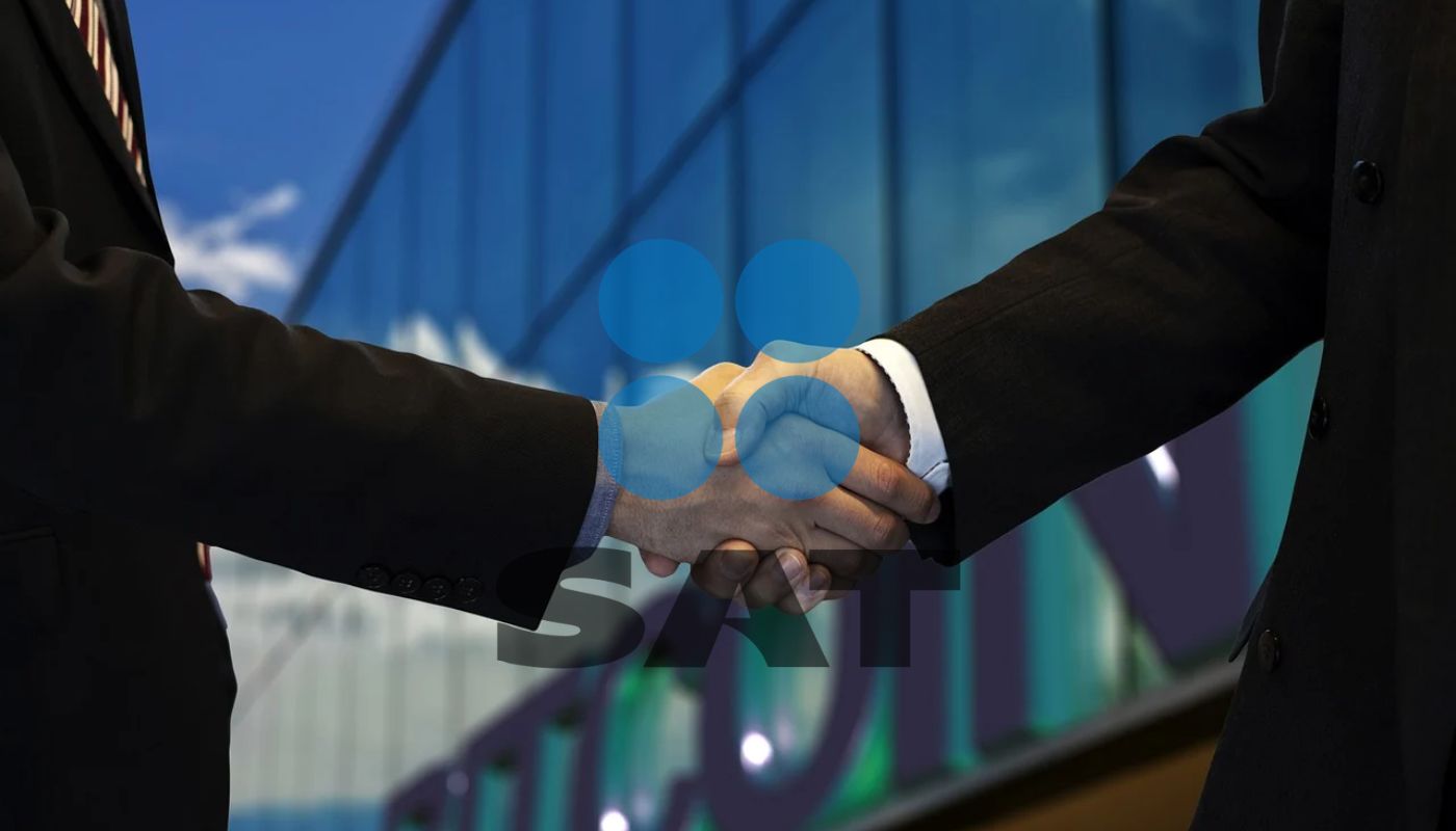 Dos personas estrechándose la mano y en medio difuminado el logo del SAT