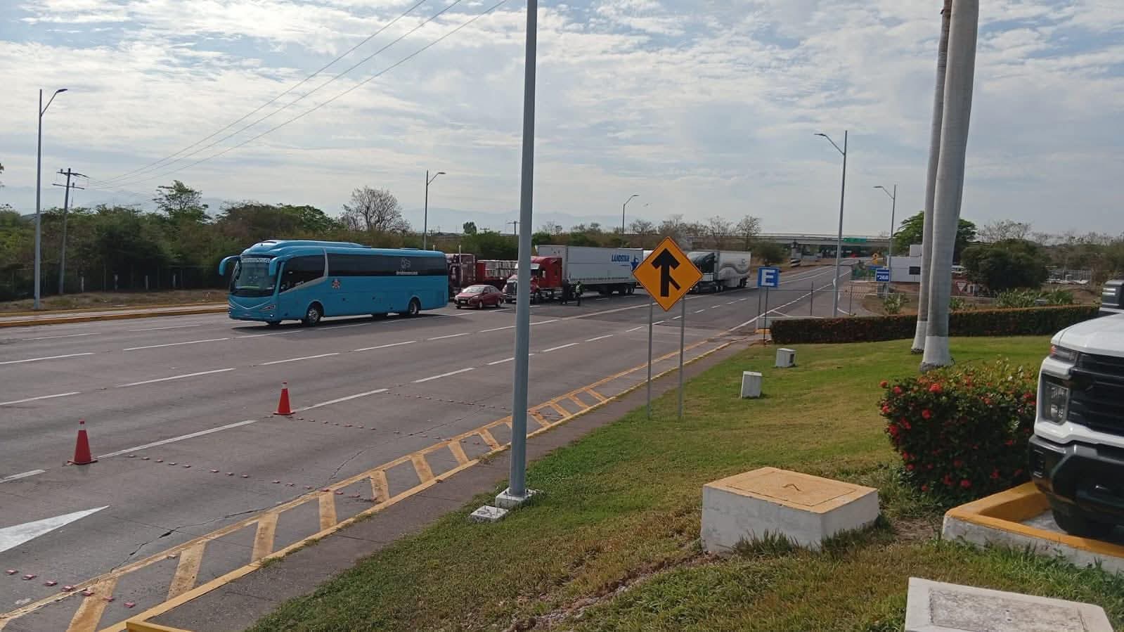 Carretera con autobuses en casetas