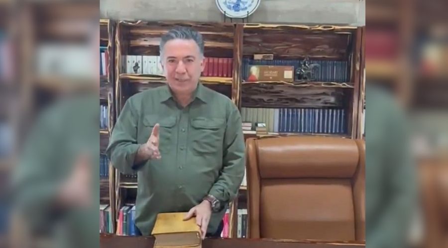 Enrique Inzunza Cázarez con camisa verde en una cabaña de Badiraguato