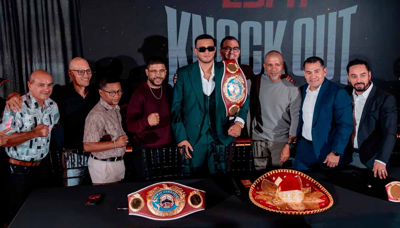 Entrega de fajín mundial de David Benavidez