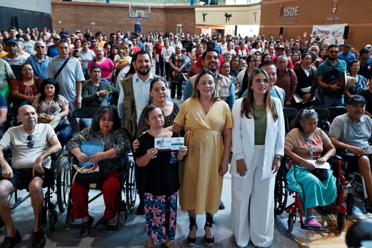 Gobernadora conmás personas en multitud