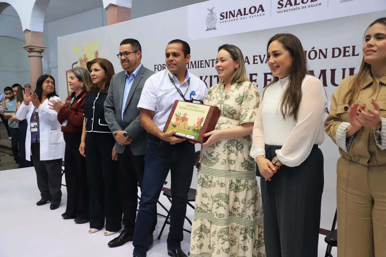 Gobernadora y funcionarios con un kit de estimulación temprana.