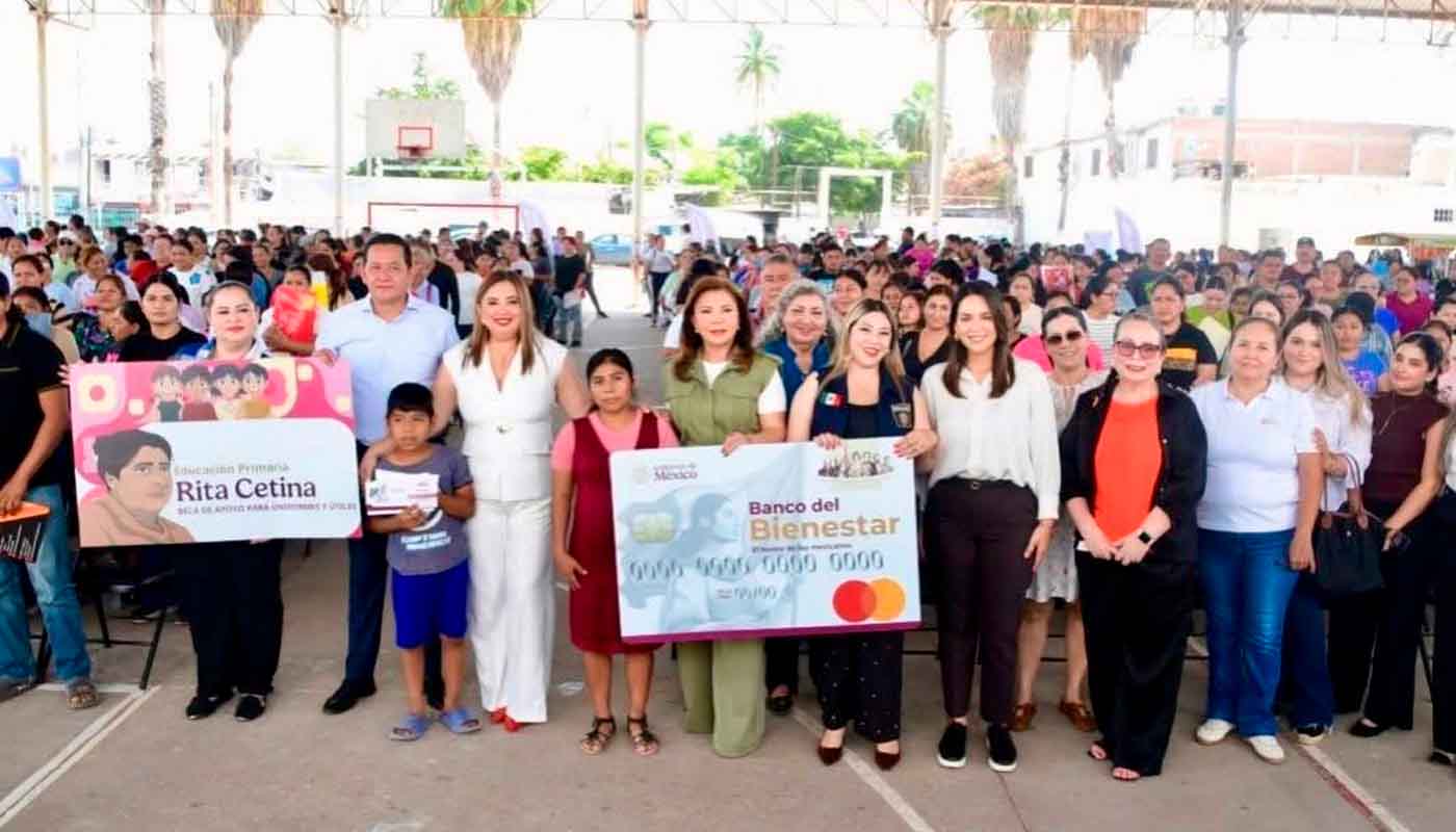 Entregan becas Rita Cetina en Sinaloa