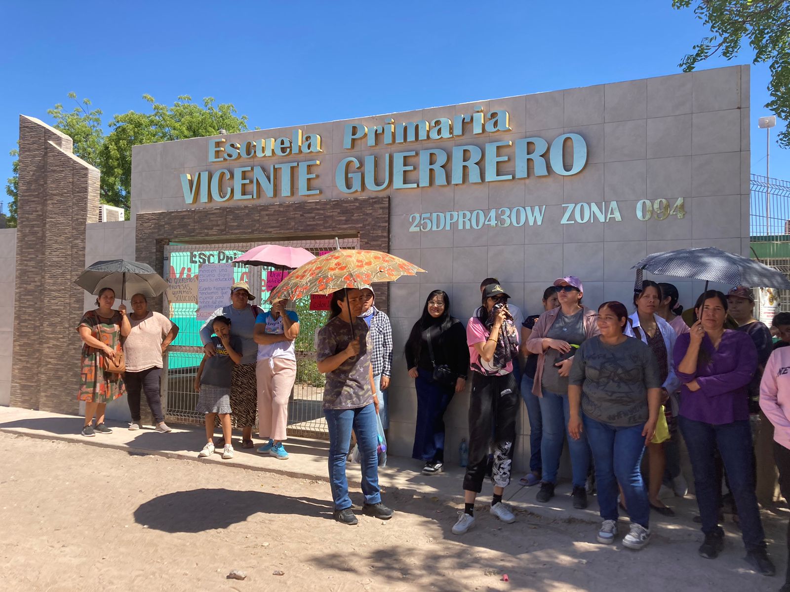 Madres de familia afuera de la Escuela Primaria Vicente Guerrero.