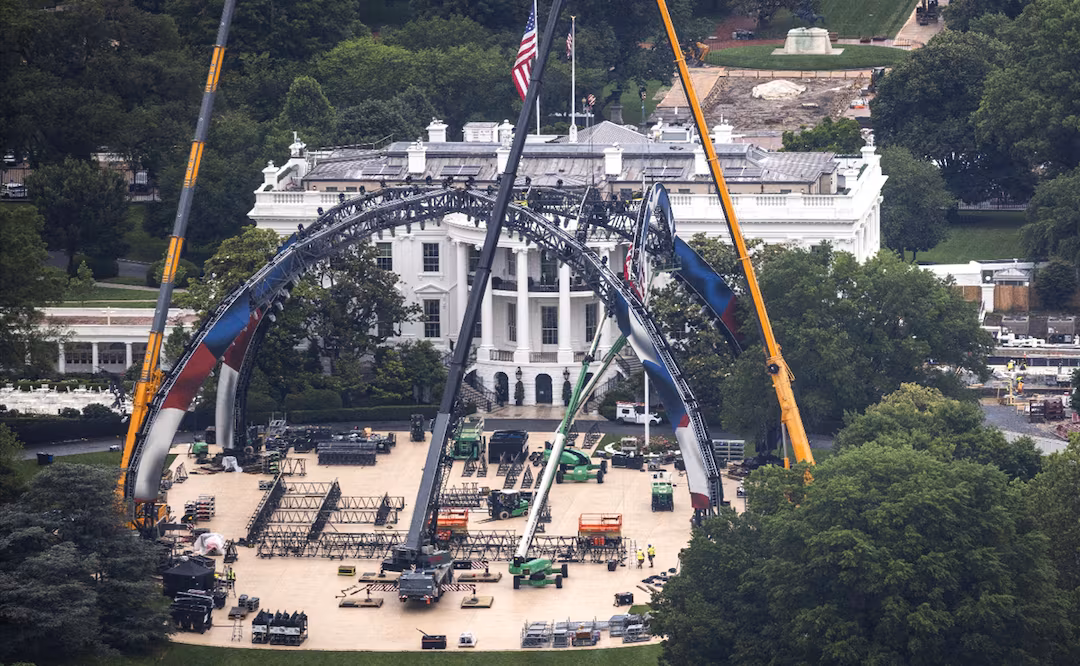 Inicia construcción de estadio temporal en la Casa Blanca para velada de UFC por cumpleaños de Trump