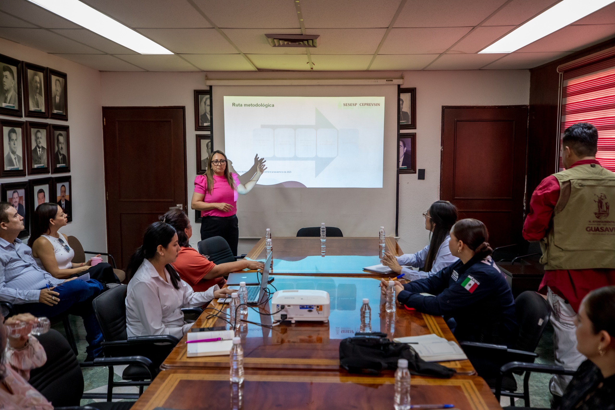 Elementos de policía y funcionarios en reunión
