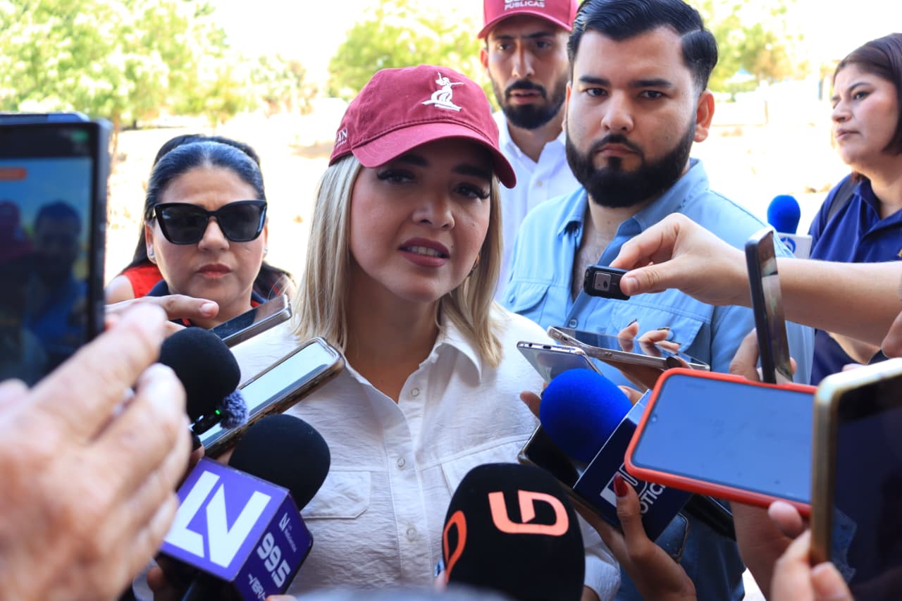 Estrella Palacios hablando con los medios