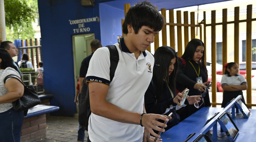 Estudiantes de bachillerato de la UAS