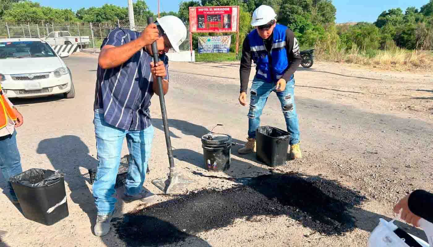 Estudiantes de UAdeO tapan baches