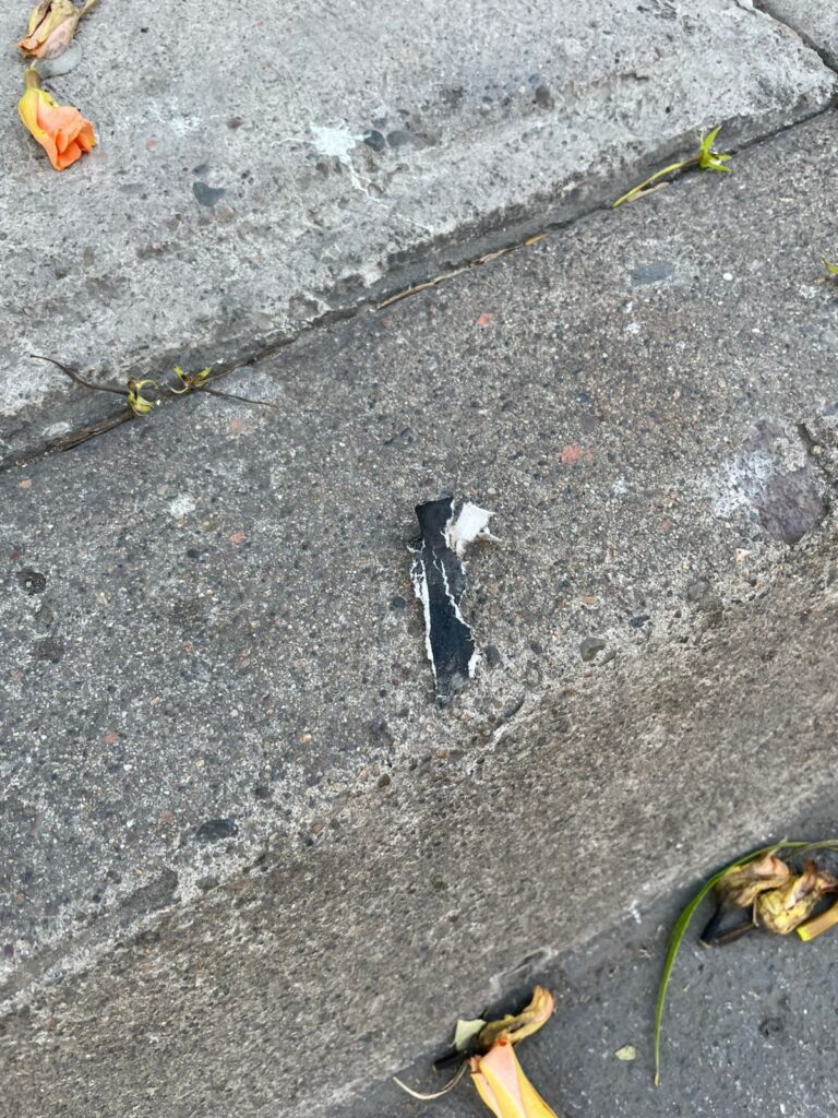 Pedazo de explosivo sobre la banqueta