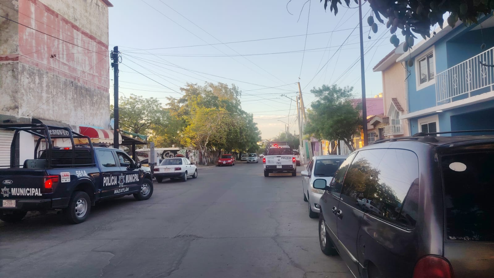 Unidades de la policía municipal en una calle de Mazatlán