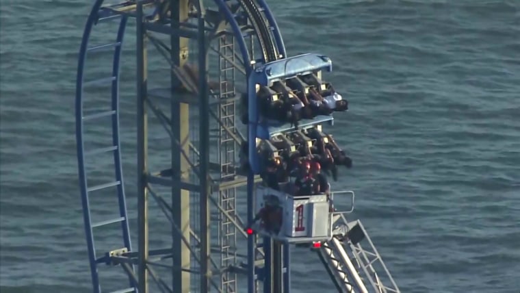 Falla mecánica deja a 8 personas atrapadas en montaña rusa de Texas: VIDEO