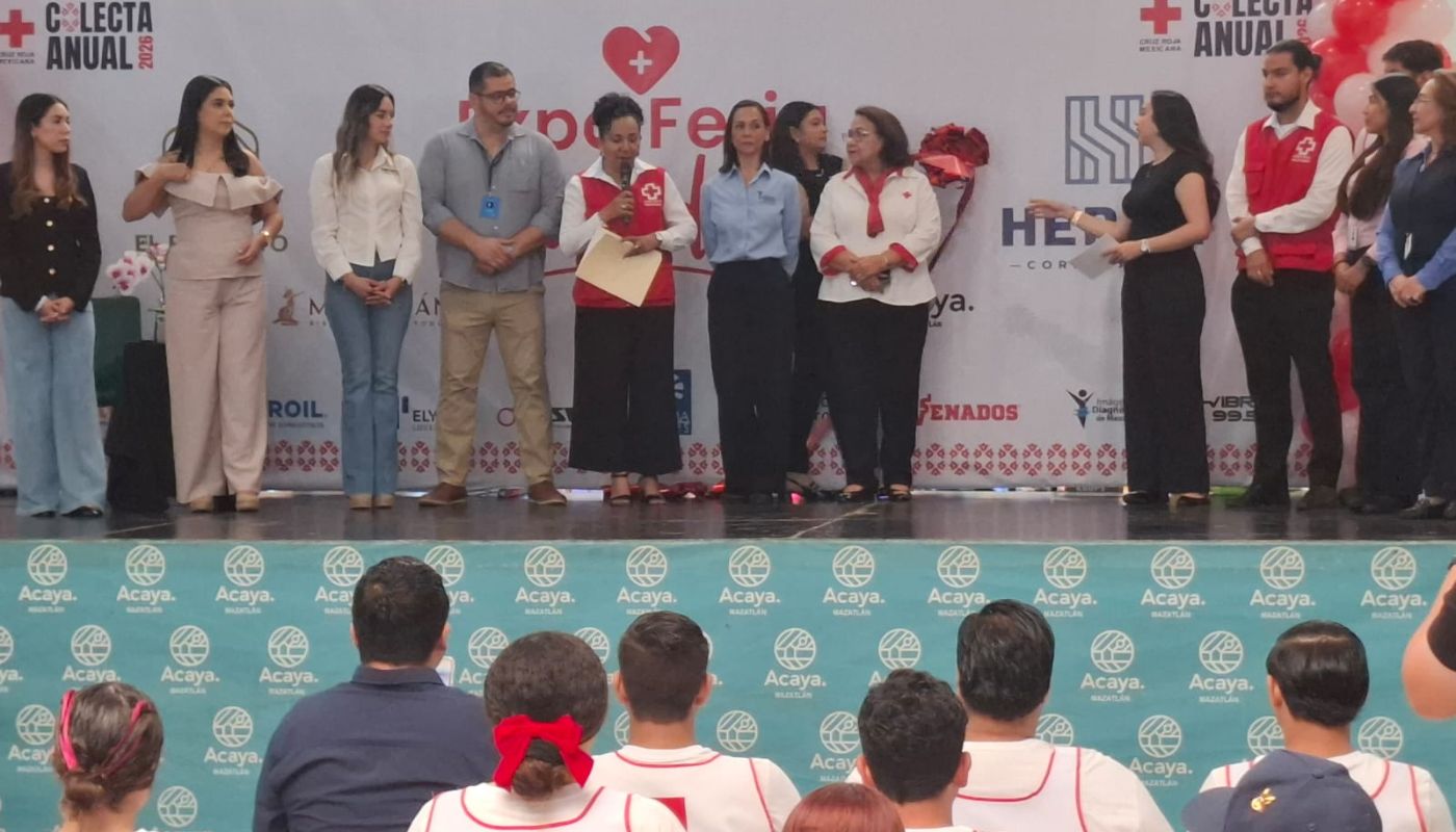 Organizadores y elementos de la cruz roja arriba de un escenario