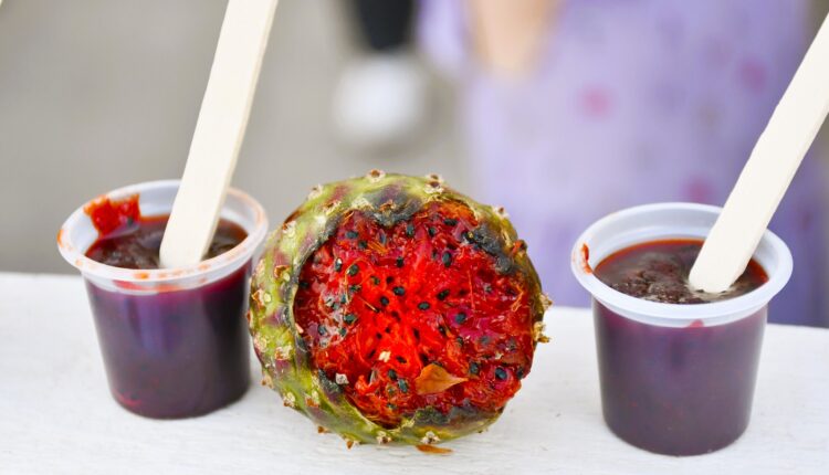 Pitahaya junto a dos vasos de pulpa