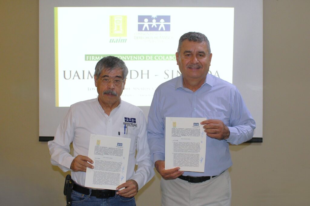 Jesús Rodolfo Cuadras Sáinz junto a Óscar Loza Ochoa sosteniendo hoja de acuerdos