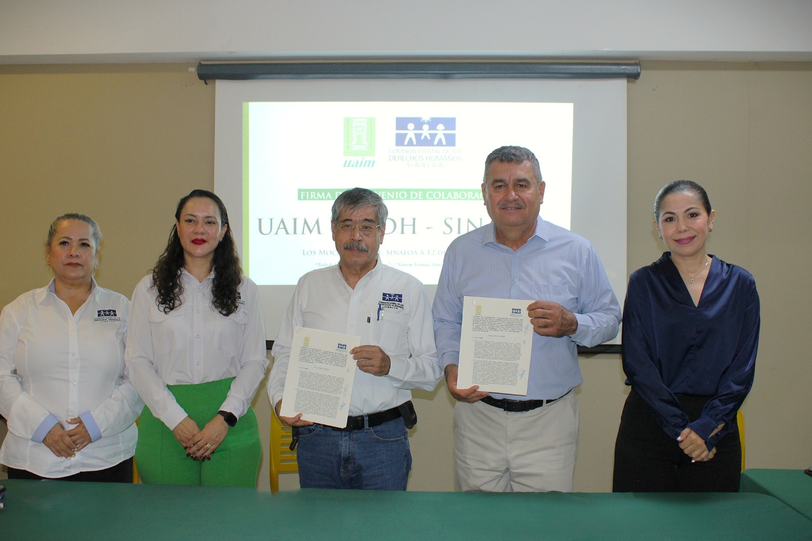 Directivos junto a Jesús Rodolfo Cuadras Sáinz junto a Óscar Loza Ochoa sosteniendo hoja de acuerdos