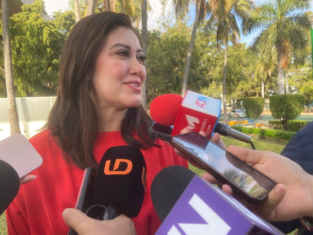 Flor Emilia Guerra Mena con los micrófonos de la prensa 