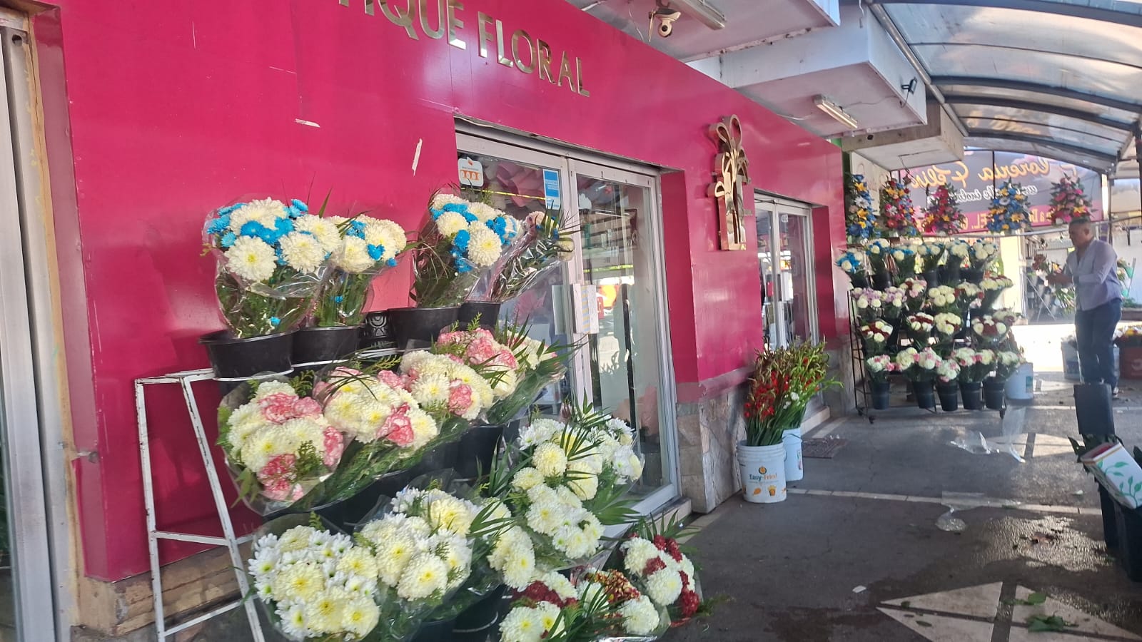 Fachada de una florería con flores a las afueras