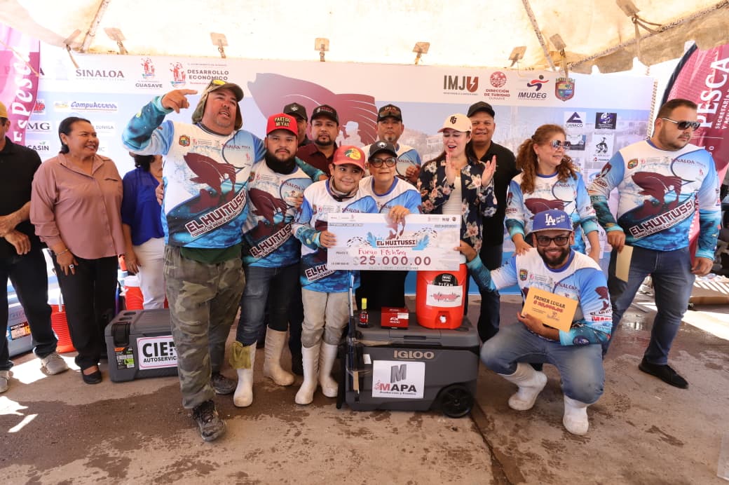 El equipo Fuego Fishing recibiendo su premio de 25 mil pesos, tras adjudicarse el primer lugar en el Torneo de Pesca Deportiva