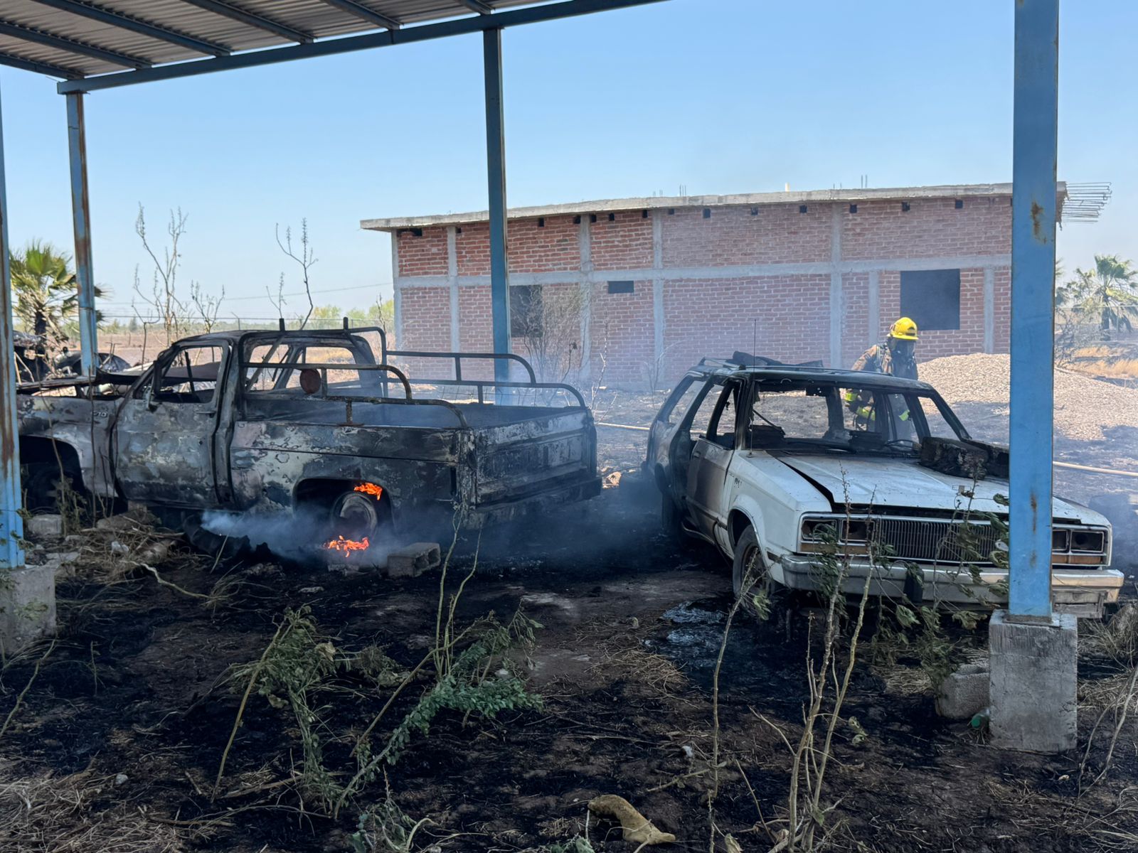 Vehículos dañados por incendio