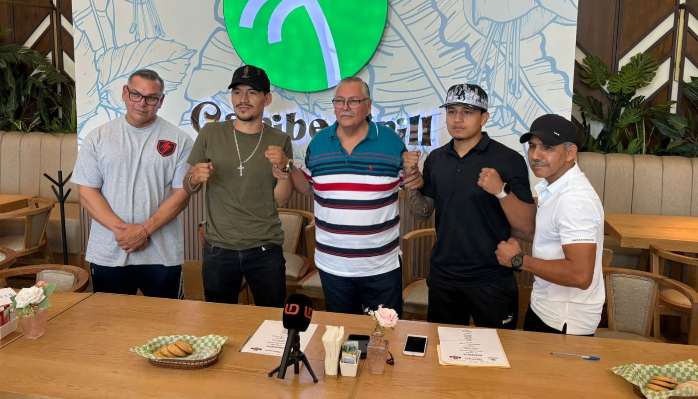 Boxeadores y organizadores en conferencia de prensa