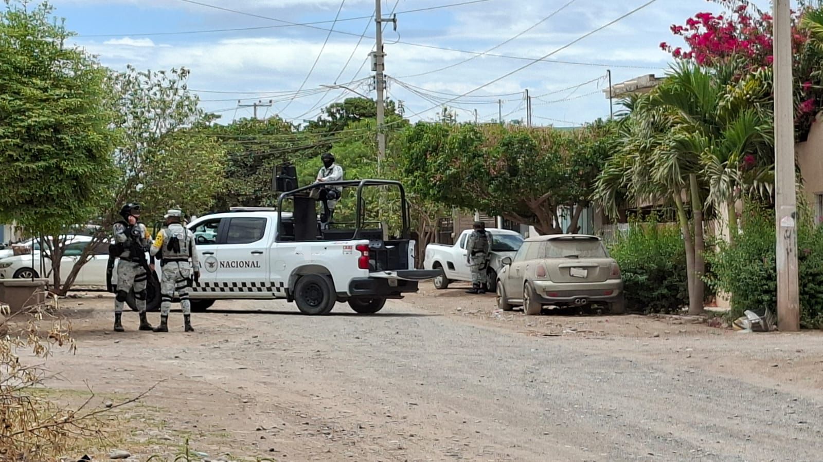Elementos de la Guardia Nacional y del grupo especial de los “Harfuch” en un cateo en Guasave.