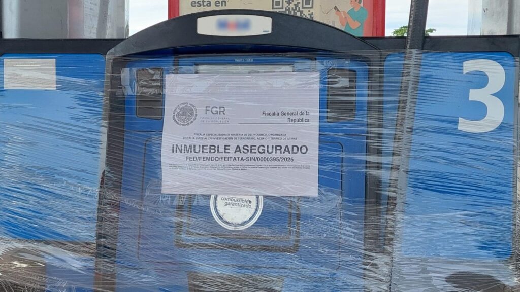 Sello de clausura por parte de la FGR en una gasolinera.