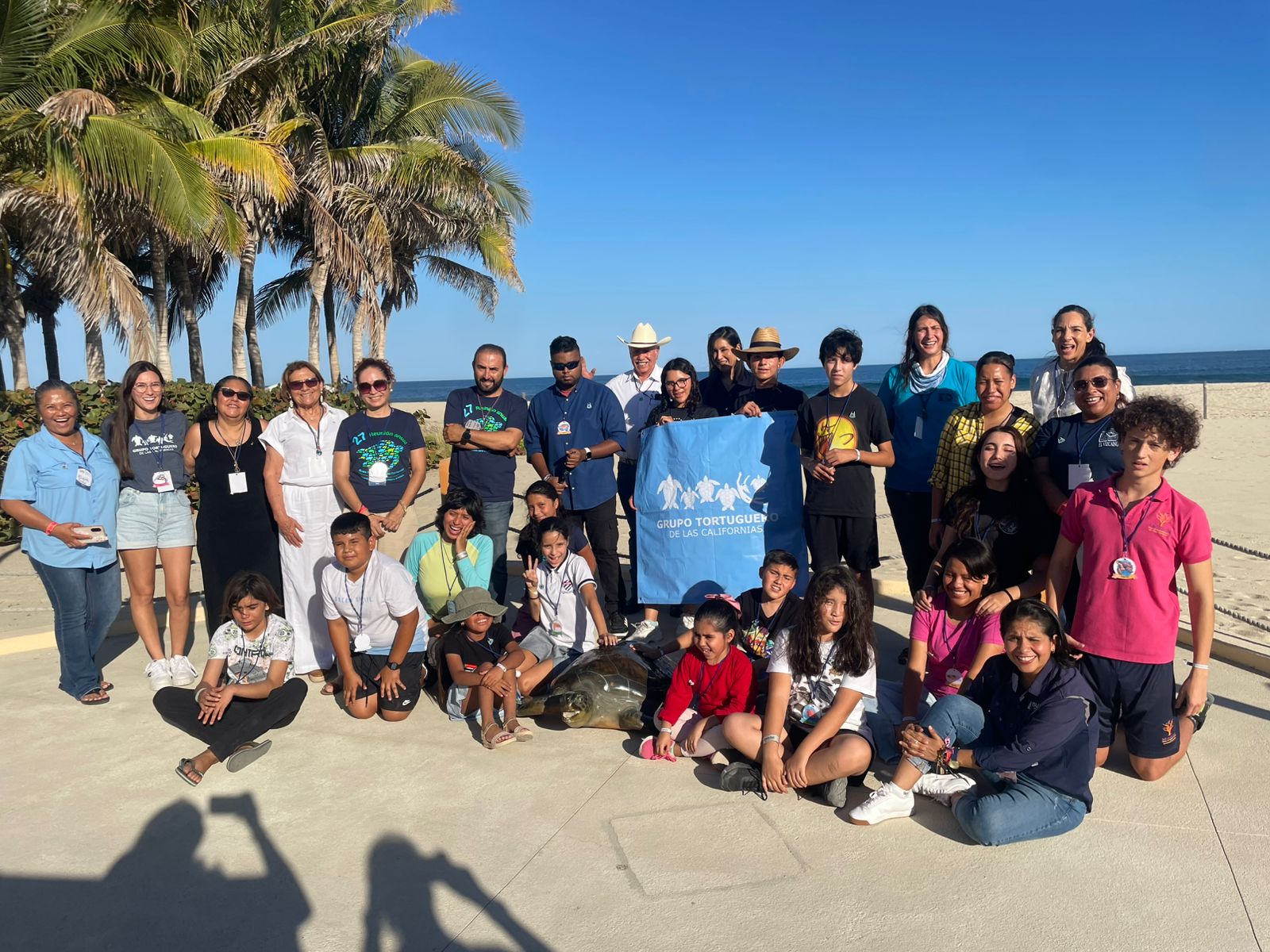 Grupo de personas en convención de Tortugueros