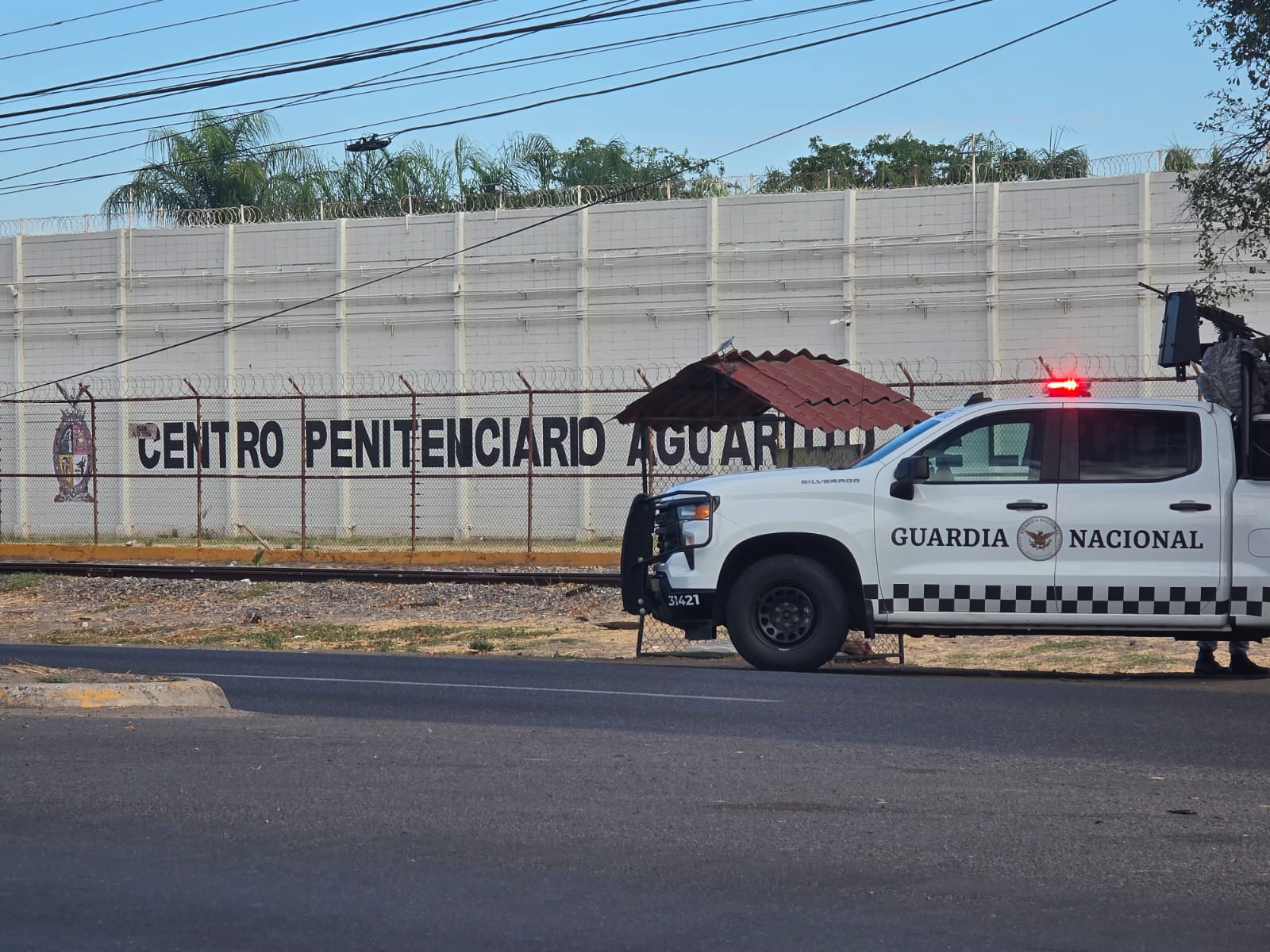 Patrulla de la Guardia Nacional resguarda el exterior del Centro Penitenciario de Aguaruto, en Culiacán, tras una riña registrada al interior del penal que dejó siete fallecidos y varios heridos.