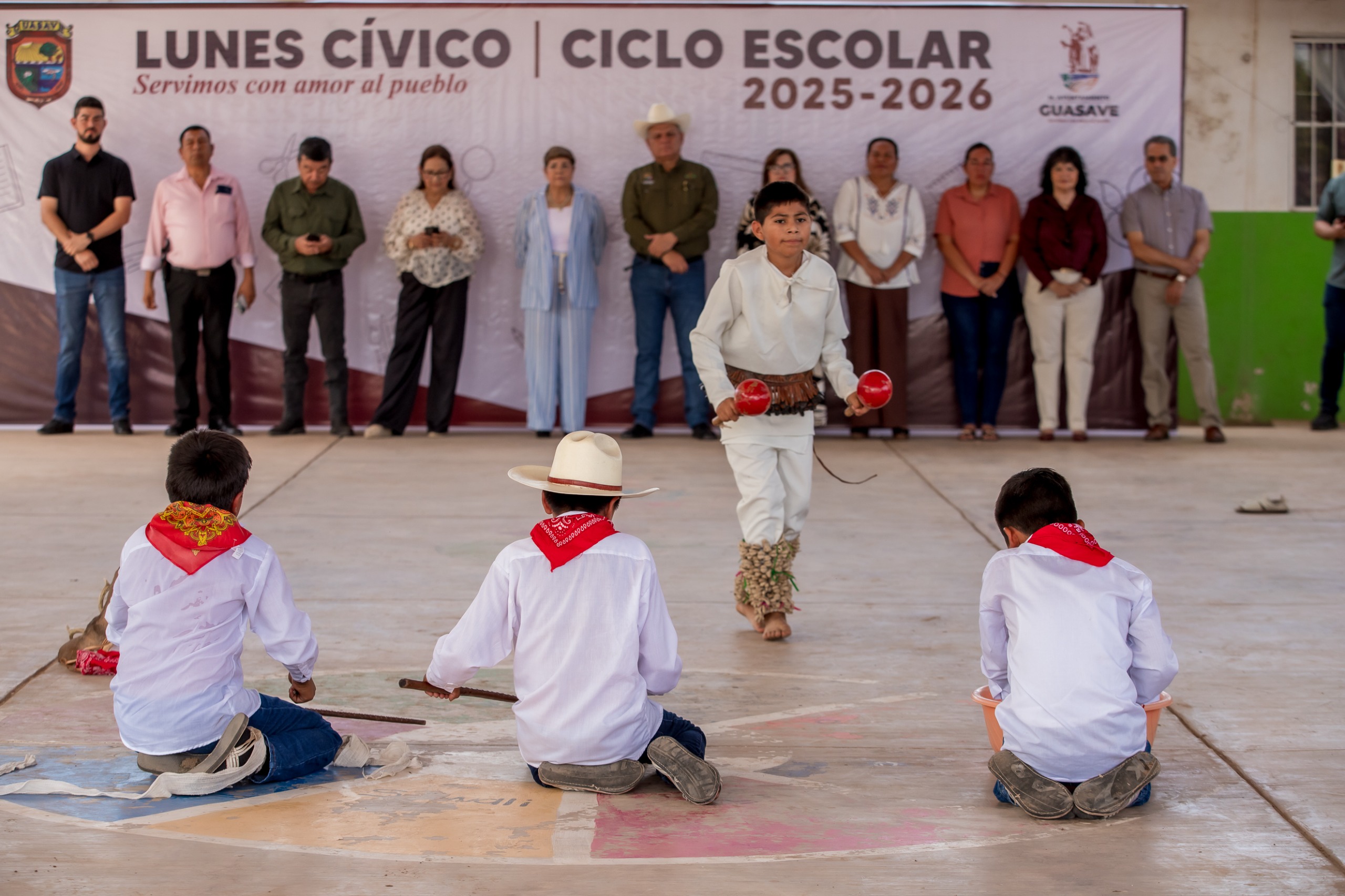niños en cnacha presentando danza tradicional