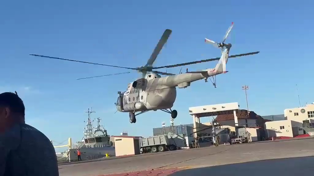 Helicóptero gris oscuro volando