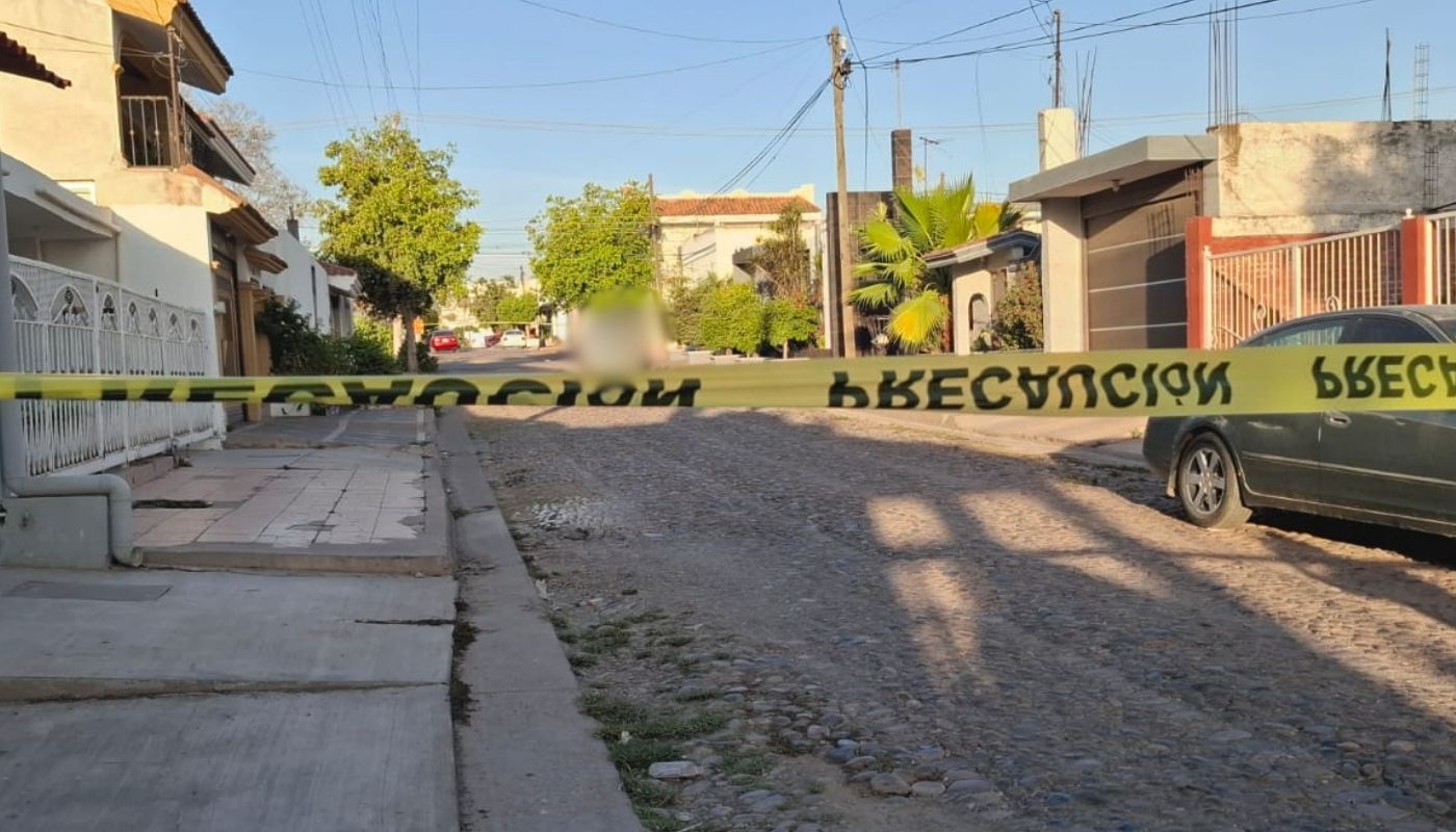 Cinta amarilla de precaución junto a elementos de seguridad