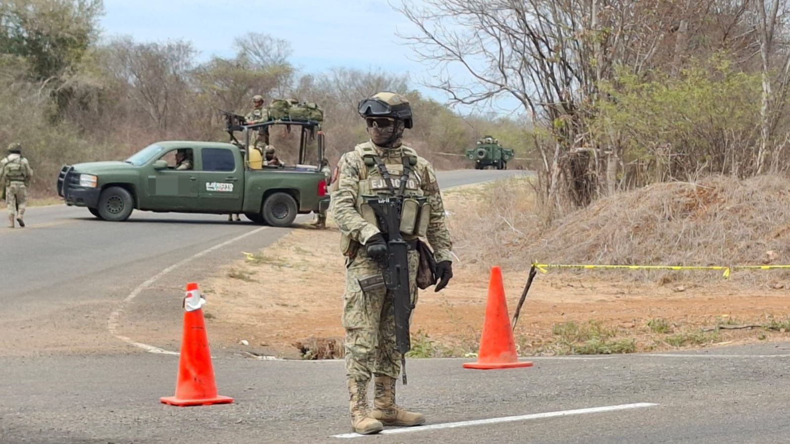 Elementos del ejercito mexicano bloqueando un tramo de carretera