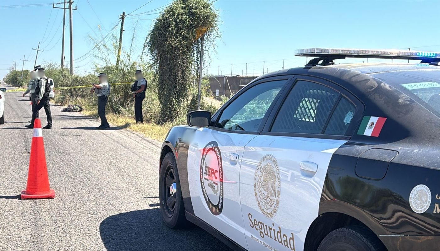 Unidad y elementos de la guardia nacional a la orilla de carretera custodiando zona