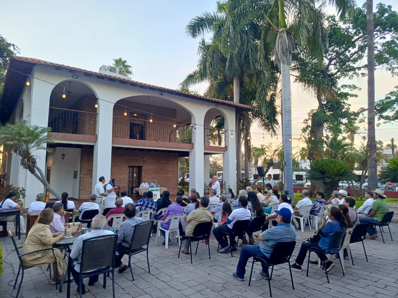 Reunión de familiares para homenaje de playeras blancas