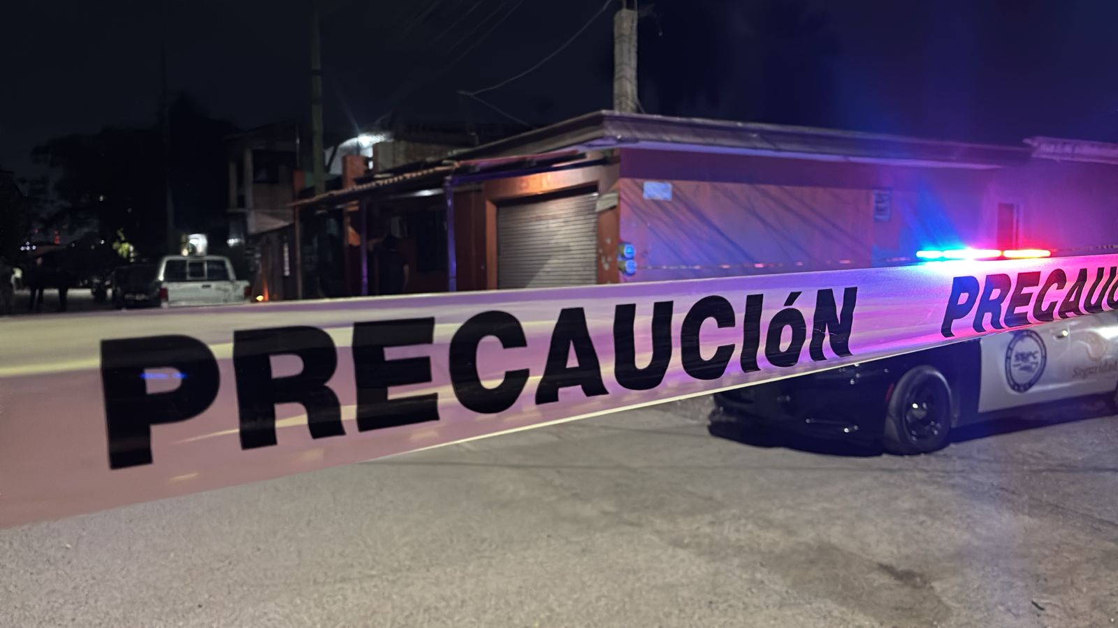 Asesinan a joven a balazos junto a primaria