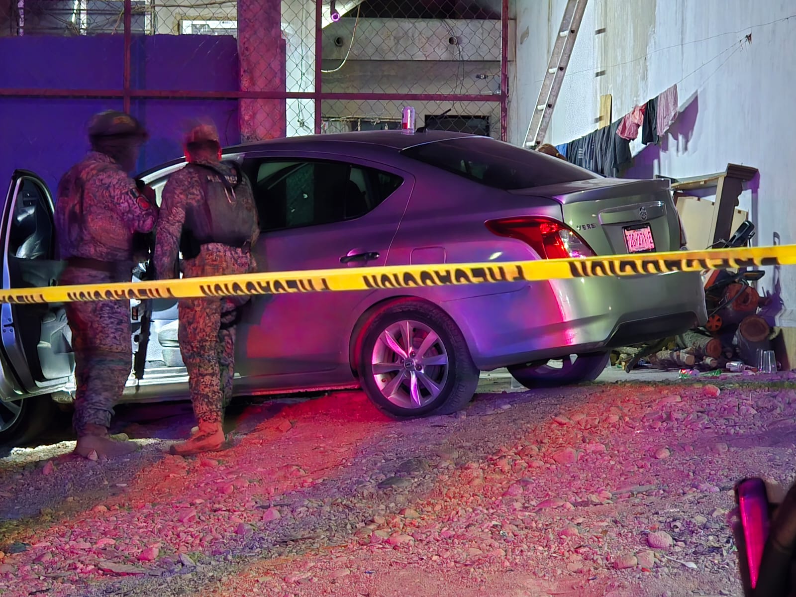 Asesinan a balazos a joven mientras convivía frente a su casa