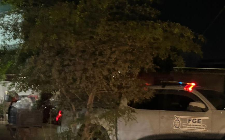 Árbol junto a una camioneta de la FGE