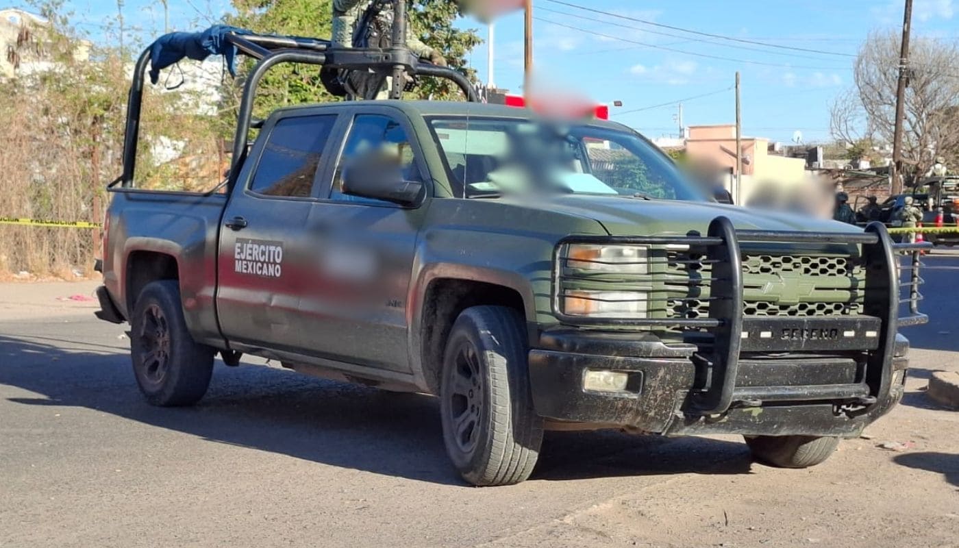 Camioneta de elementos del ejpercito mexicano junto a cinta amarilla de precaución