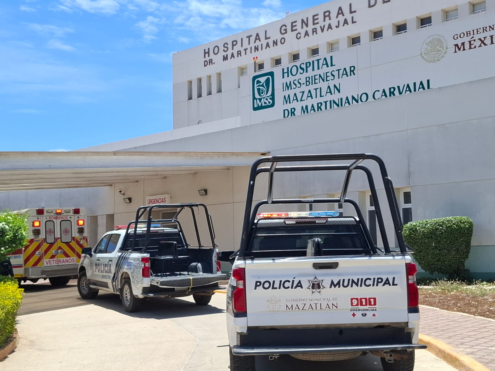 Policía Municipal y Bomberos a las afueras del Hospital General de Mazatlán.