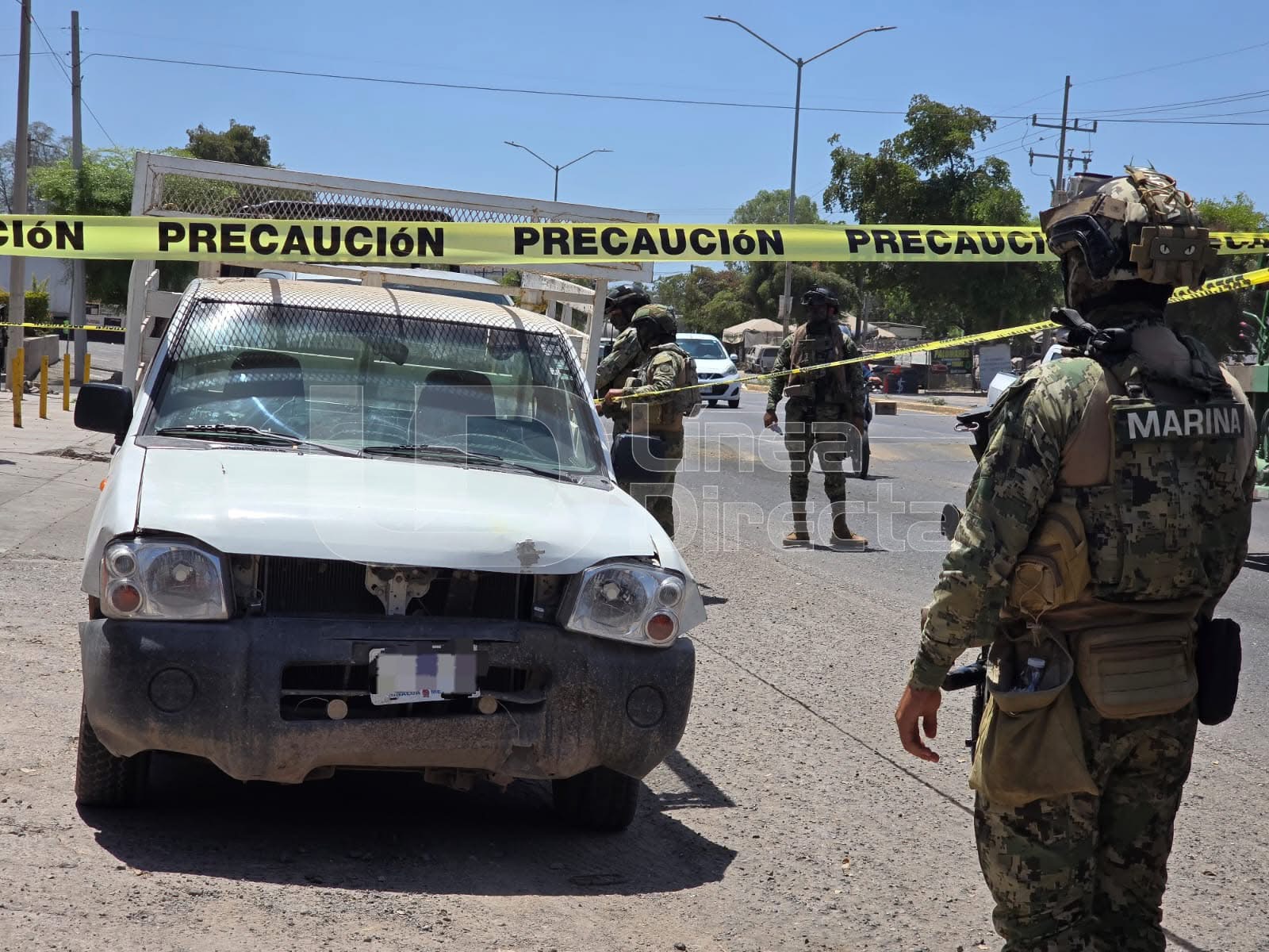 Camioneta con difuminado en la parte de las placas junto a elementos del ejército mexicano