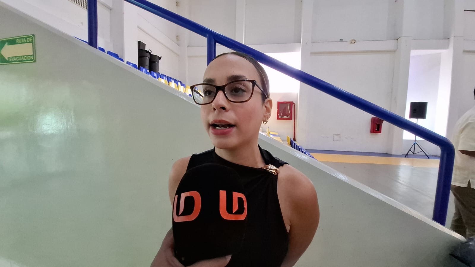 Arantxa Fernanda Ahumada Rosas, titular del IMJU con micrófono de Línea Directa