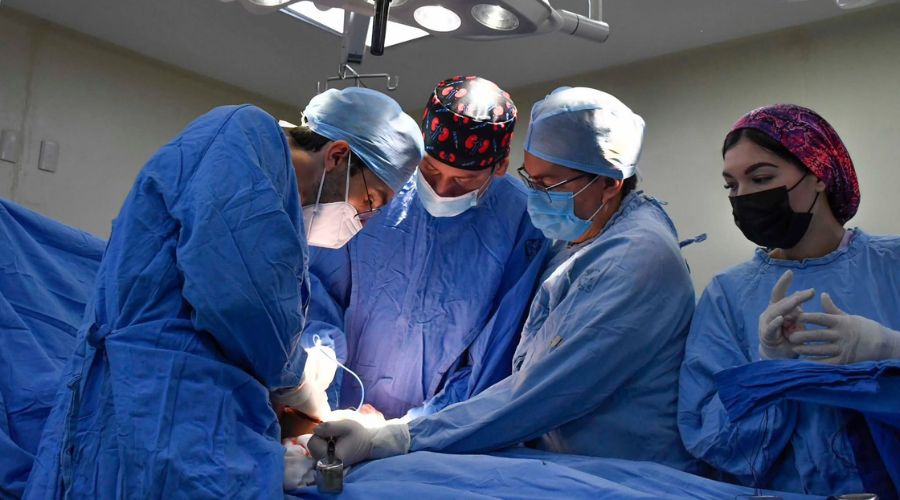 Doctores en quirofano realizando operación a paciente